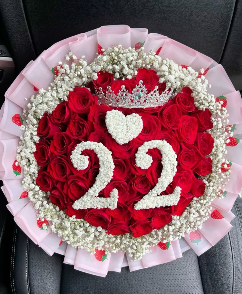 Taçlı 50 güllü cipsolu buket