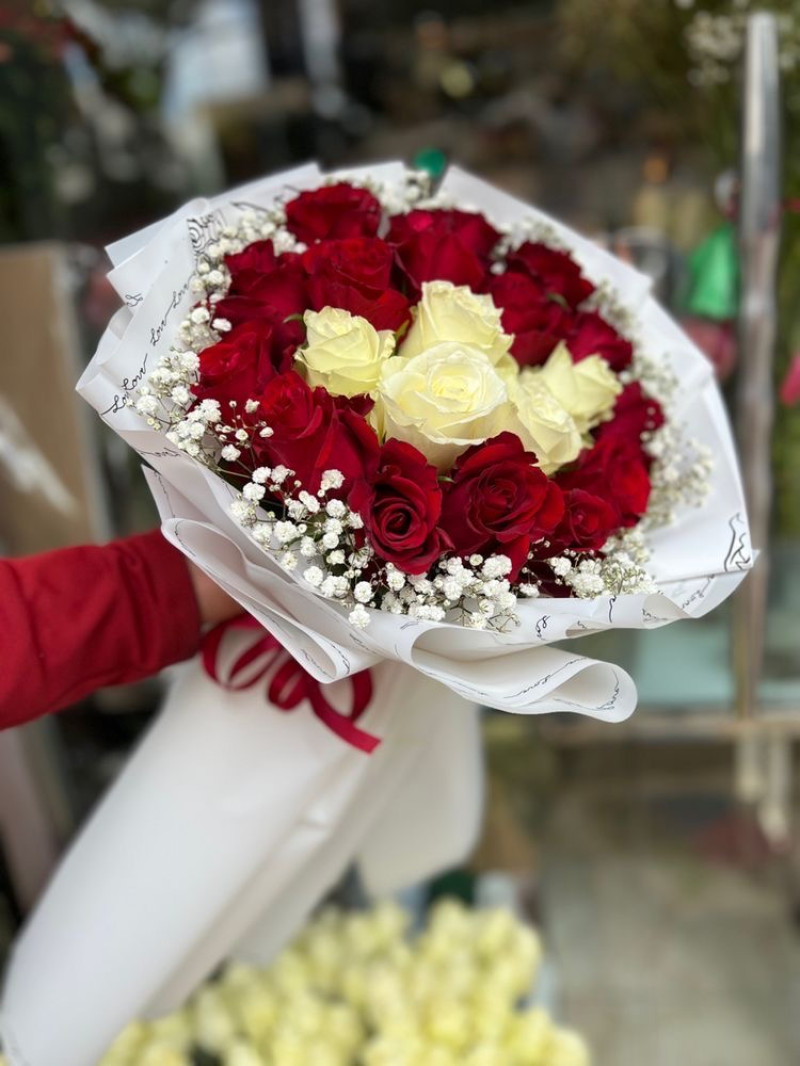 Beyaz kırmızı gül buketi
